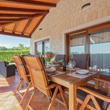 וילה Beautiful Villa In Visnjan With Swimming Pool